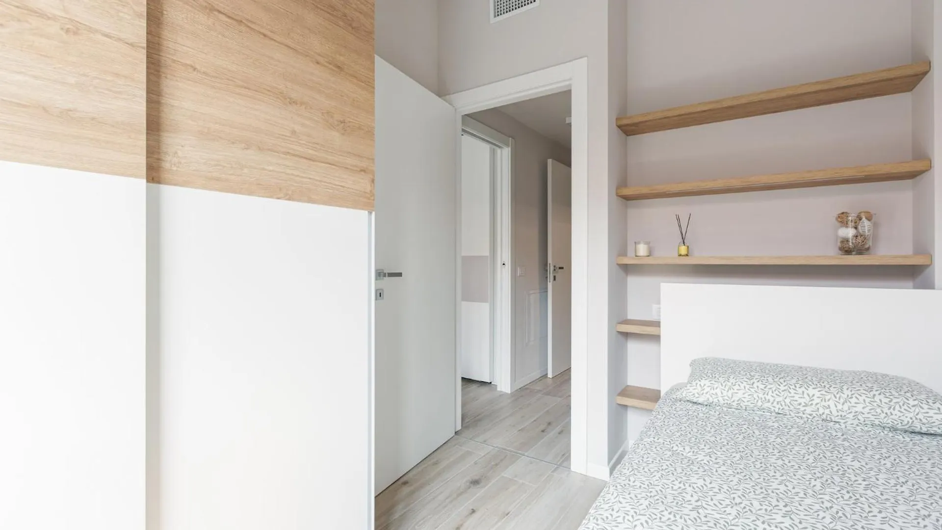 Διαμέρισμα Superior Apt With Veranda And Shared Swimming Pool Μιλάνο