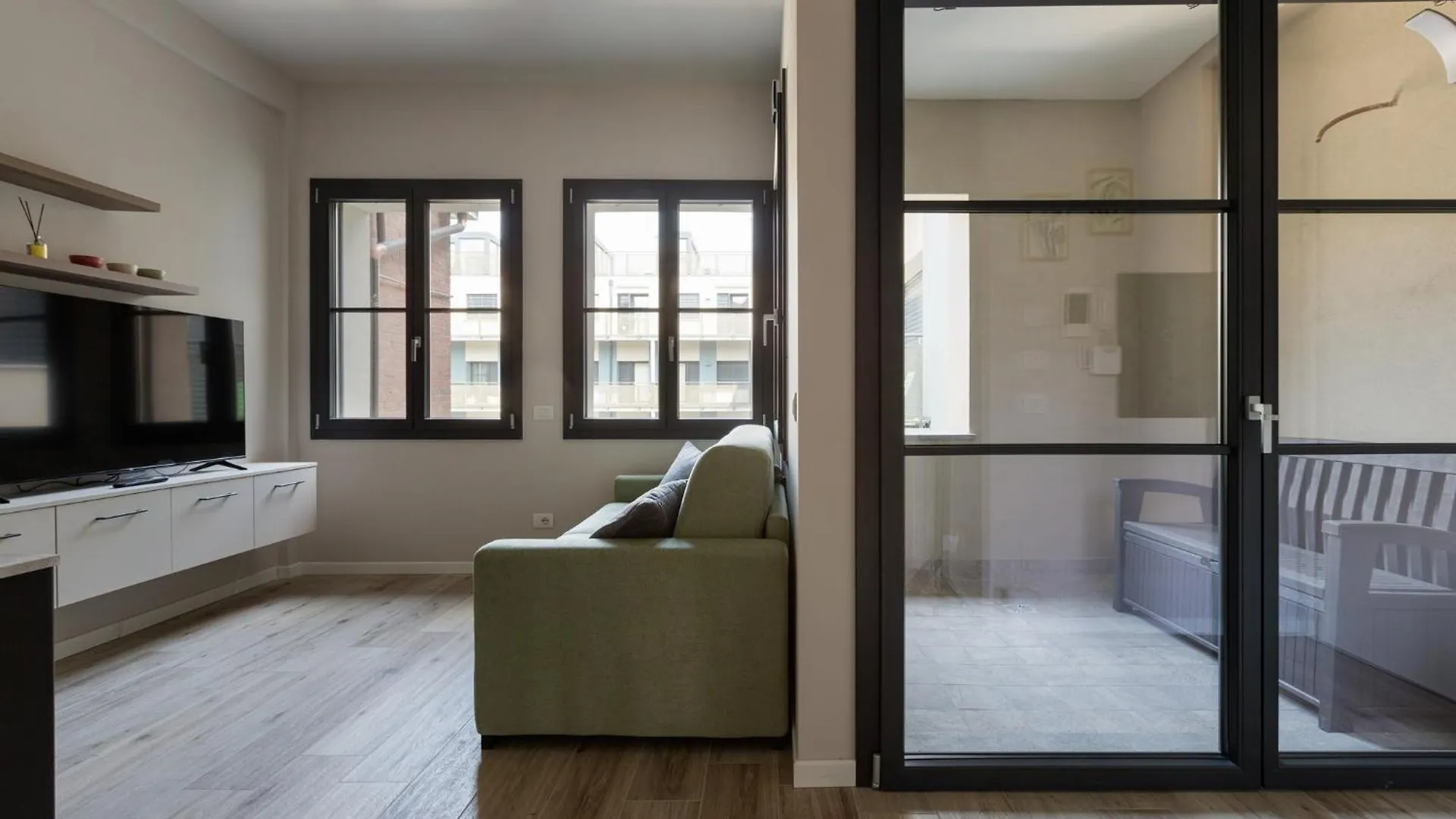 Superior Apt With Veranda And Shared Swimming Pool Μιλάνο Διαμέρισμα