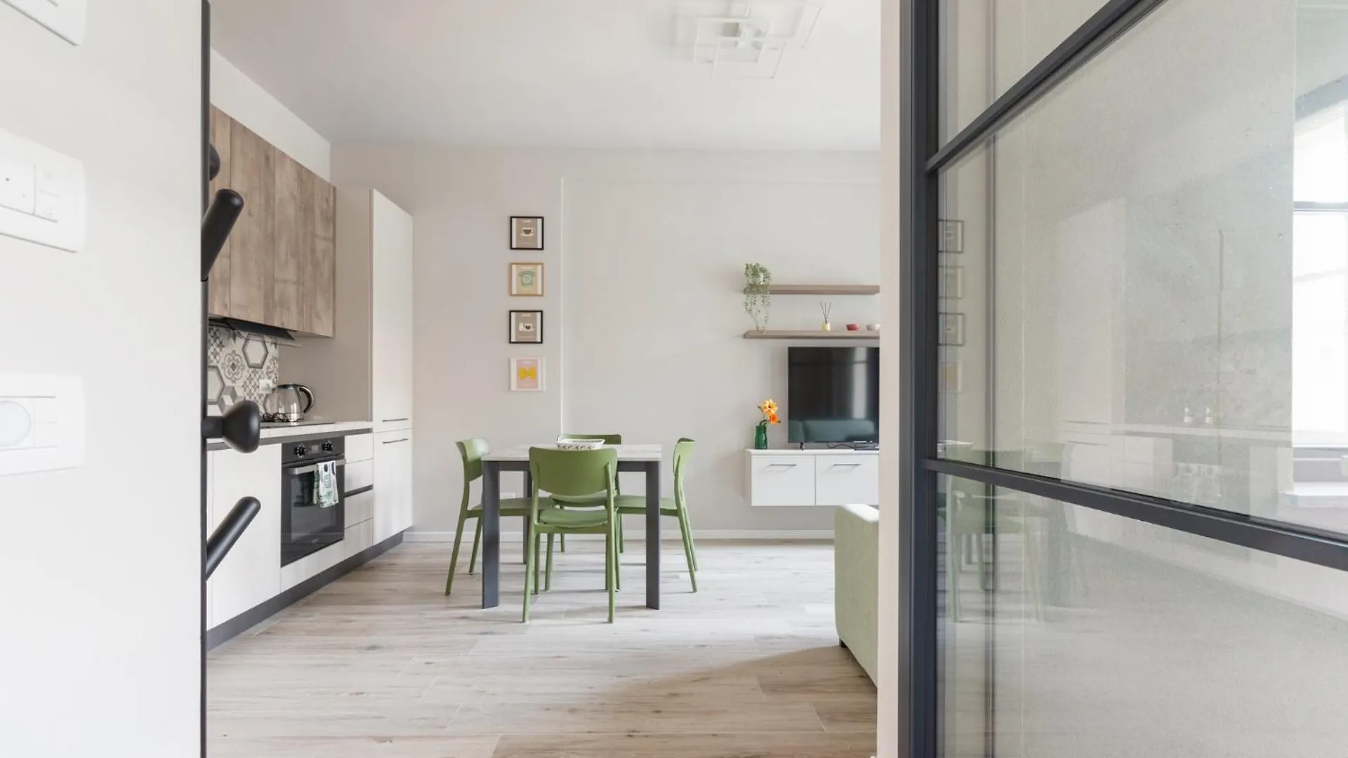 Superior Apt With Veranda And Shared Swimming Pool 밀라노 아파트