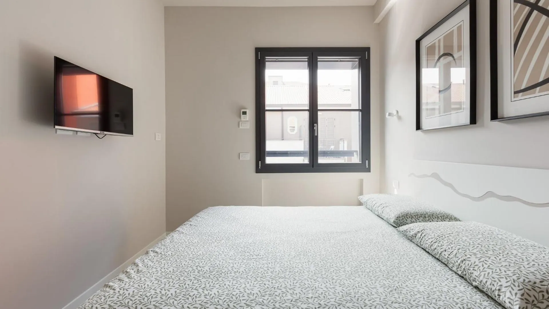 Superior Apt With Veranda And Shared Swimming Pool 밀라노